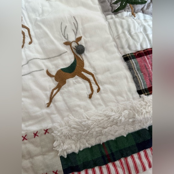 Pottery Barn White Red Quilt Blanket with Santa and Reindeer Crib size - Picture 6 of 13